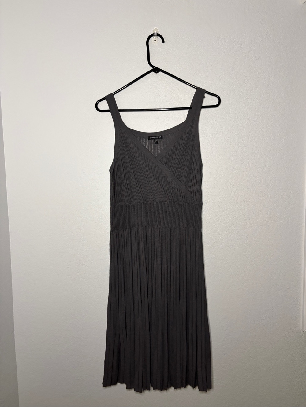 Eileen Fisher Cinder Gray Refined
Viscose Pleat Surplice Knee
Length Dress Med
